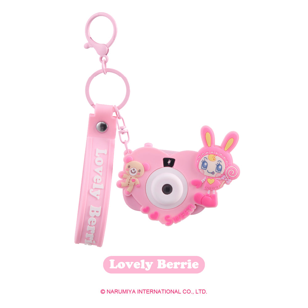 メゾピアノ（絵変わりトイカメラ） ナルミヤキャラクターのかわいい絵が出てくるキーホルダー型のトイカメラが写っている白抜き画像
